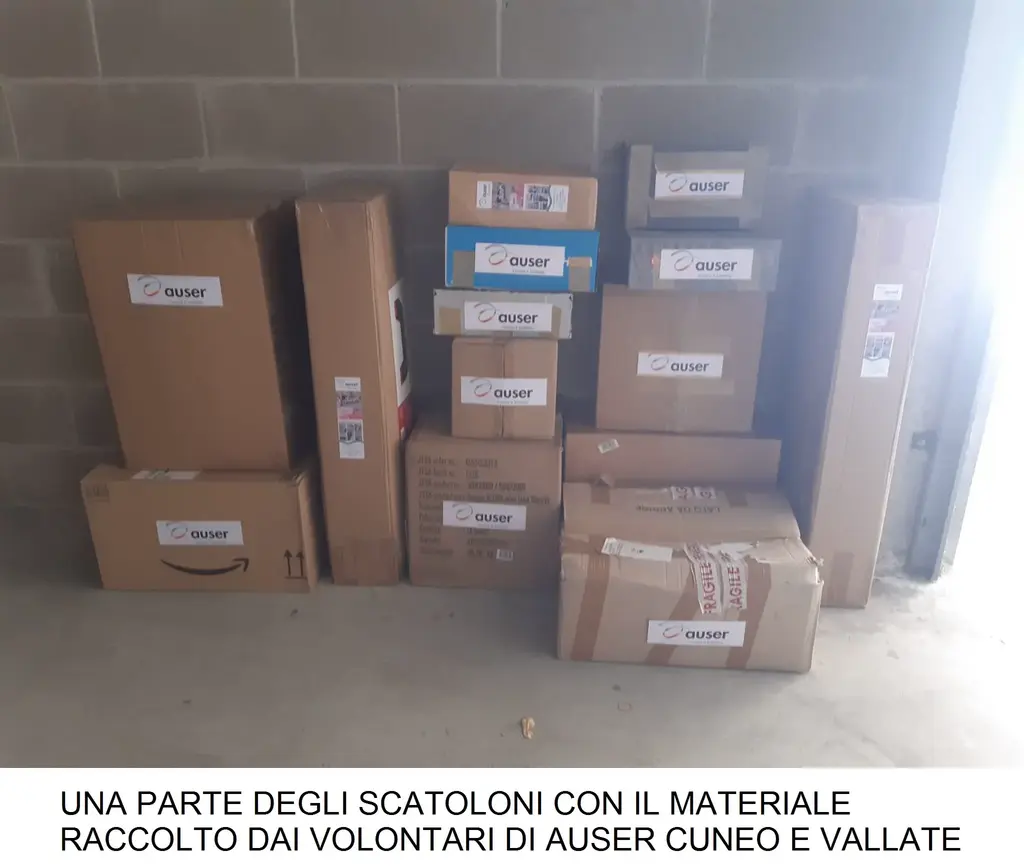 Parte degli scatoloni con materiale raccolto dai volontari Auser Cuneo e Vallate