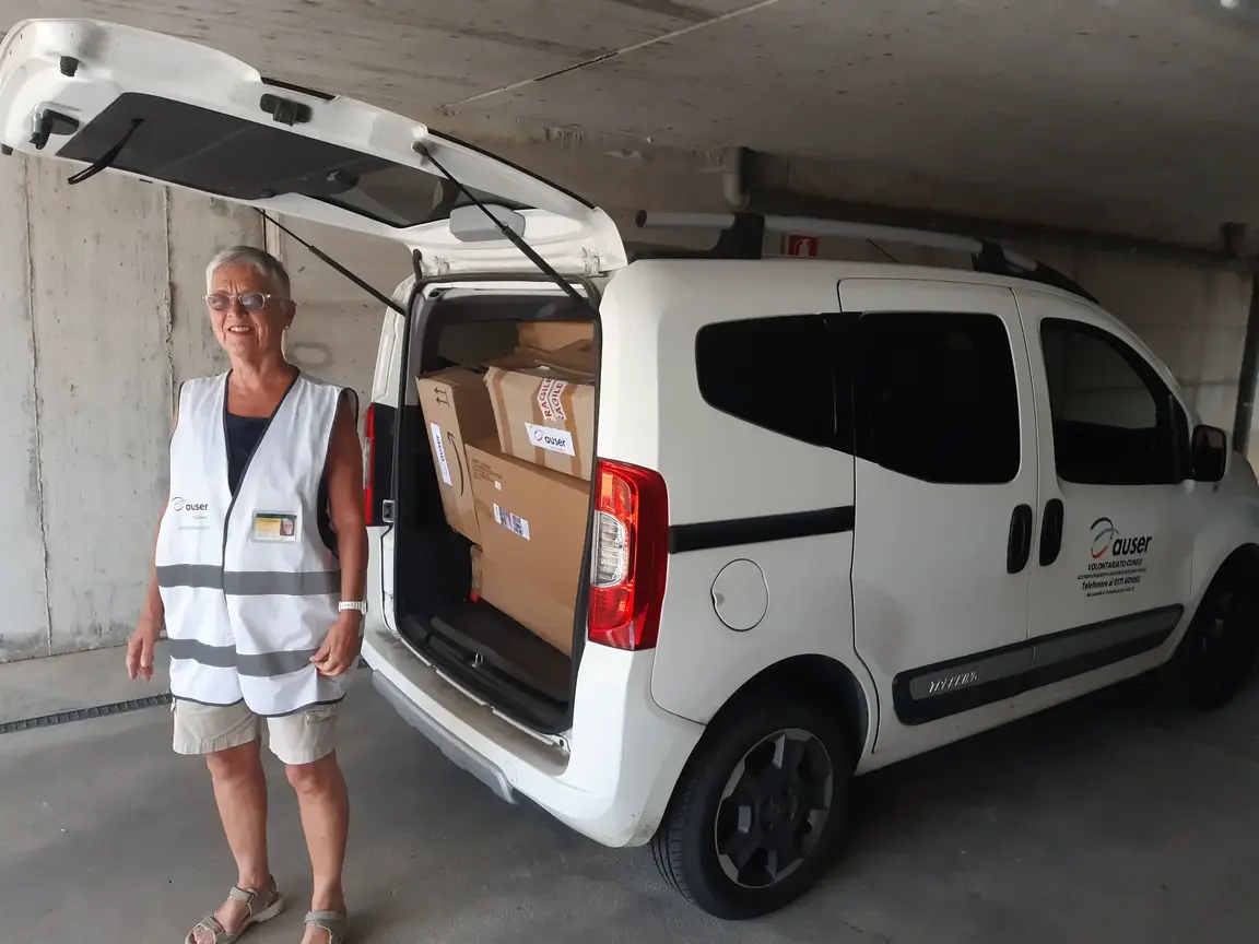 I nostri volontari portano il materiale raccoltoa destinazione.